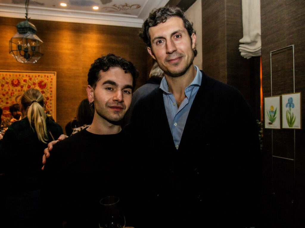 Cupa Stone X Pablo Erroz: Cuando la piedra se convierte en luz 41 Dos hombres posando en un evento social con fondo decorativo