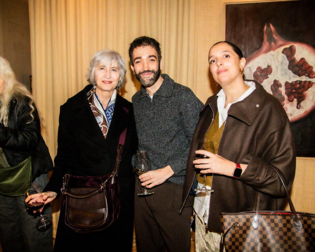 Cupa Stone X Pablo Erroz: Cuando la piedra se convierte en luz 39 Tres personas posando en un evento social con copas en mano.