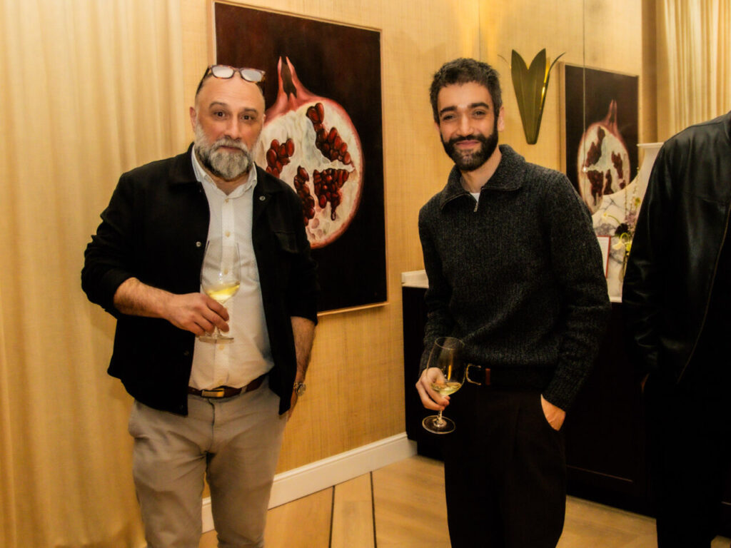 Cupa Stone X Pablo Erroz: Cuando la piedra se convierte en luz 37 Dos hombres en un evento sosteniendo copas de vino