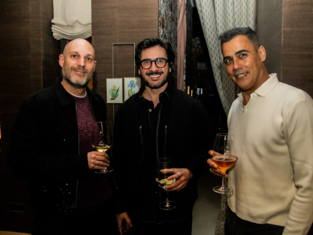 Cupa Stone X Pablo Erroz: Cuando la piedra se convierte en luz 36 Tres hombres sosteniendo copas en un evento social