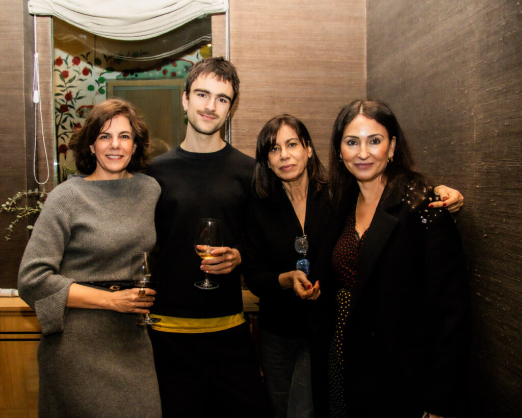Cupa Stone X Pablo Erroz: Cuando la piedra se convierte en luz 33 Cuatro personas posando en una reunión social con copas en la mano.
