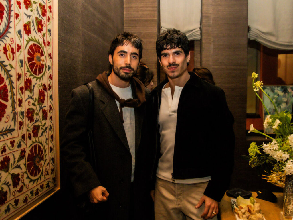 Cupa Stone X Pablo Erroz: Cuando la piedra se convierte en luz 32 Dos hombres posando en un ambiente elegante con decoración floral