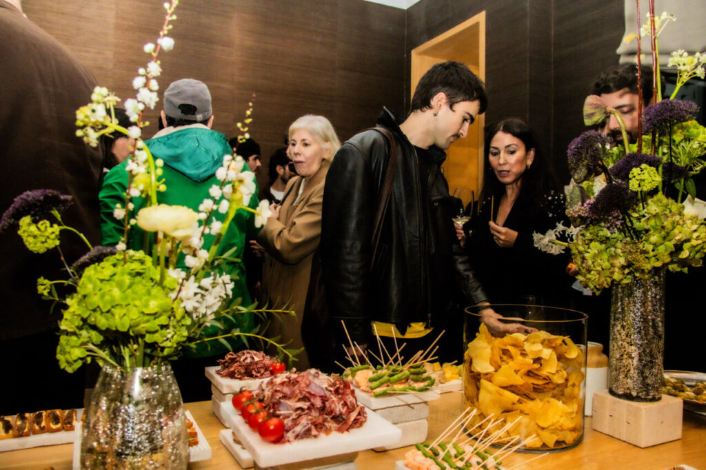 Cupa Stone X Pablo Erroz: Cuando la piedra se convierte en luz 31 Personas en un evento social con comida y flores decorativas