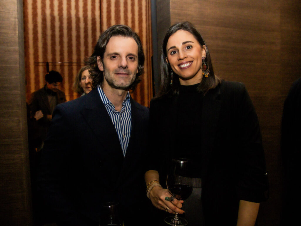 Cupa Stone X Pablo Erroz: Cuando la piedra se convierte en luz 30 Pareja posando en un evento social con copas de vino