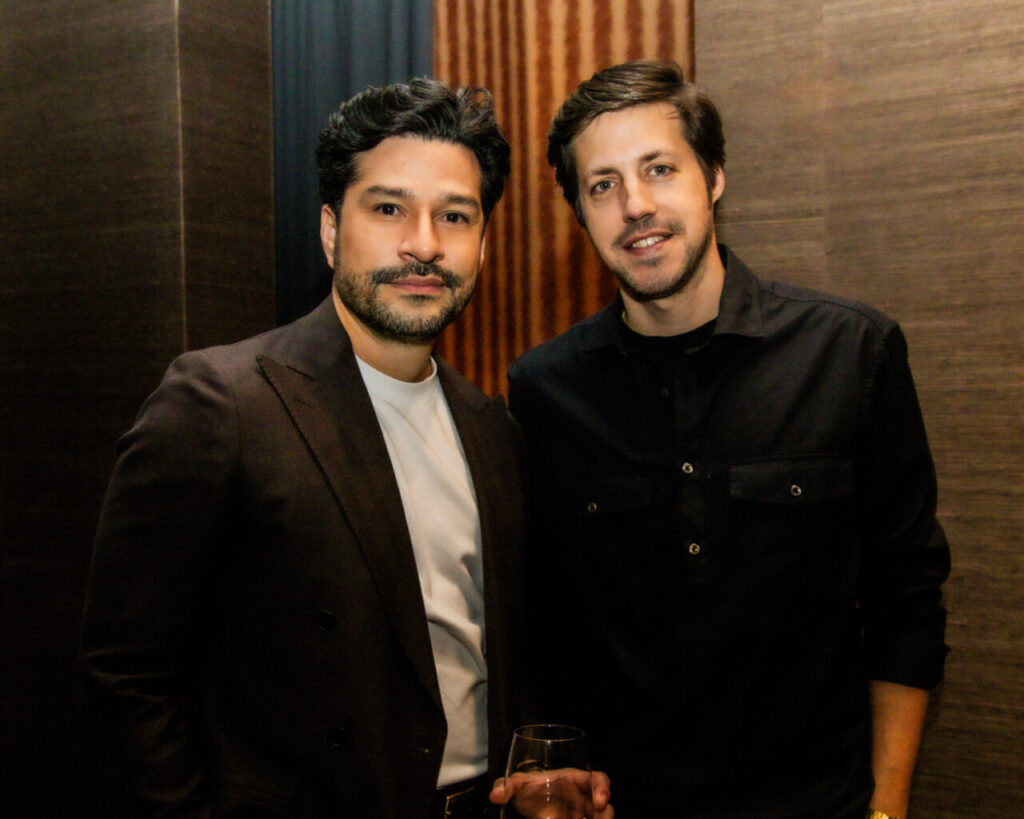 Cupa Stone X Pablo Erroz: Cuando la piedra se convierte en luz 29 Dos hombres posando juntos en un evento social