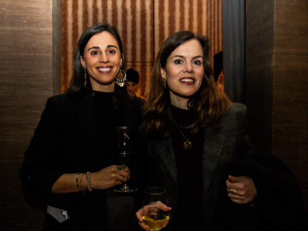 Cupa Stone X Pablo Erroz: Cuando la piedra se convierte en luz 28 Dos mujeres sonriendo en un evento social con copas en la mano