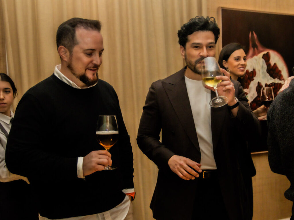 Cupa Stone X Pablo Erroz: Cuando la piedra se convierte en luz 27 Dos hombres sosteniendo copas en un evento social