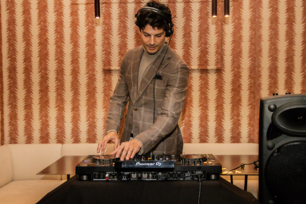 Cupa Stone X Pablo Erroz: Cuando la piedra se convierte en luz 25 DJ Pablo Erroz actuando en un evento con equipo de música