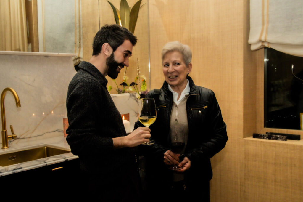 Cupa Stone X Pablo Erroz: Cuando la piedra se convierte en luz 22 Hombre y mujer sonriendo mientras sostienen copas de vino