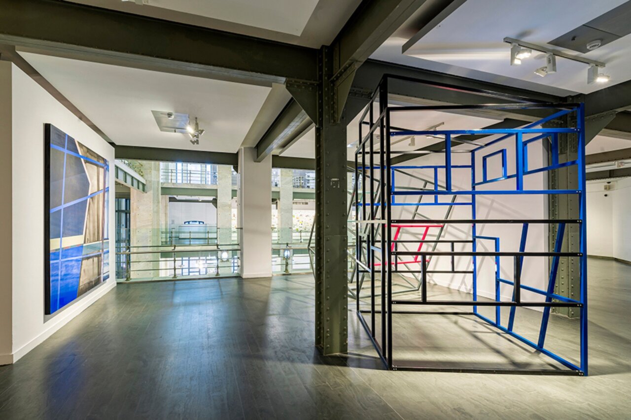 Interior de la galería de arte Sala Parés con obras contemporáneas