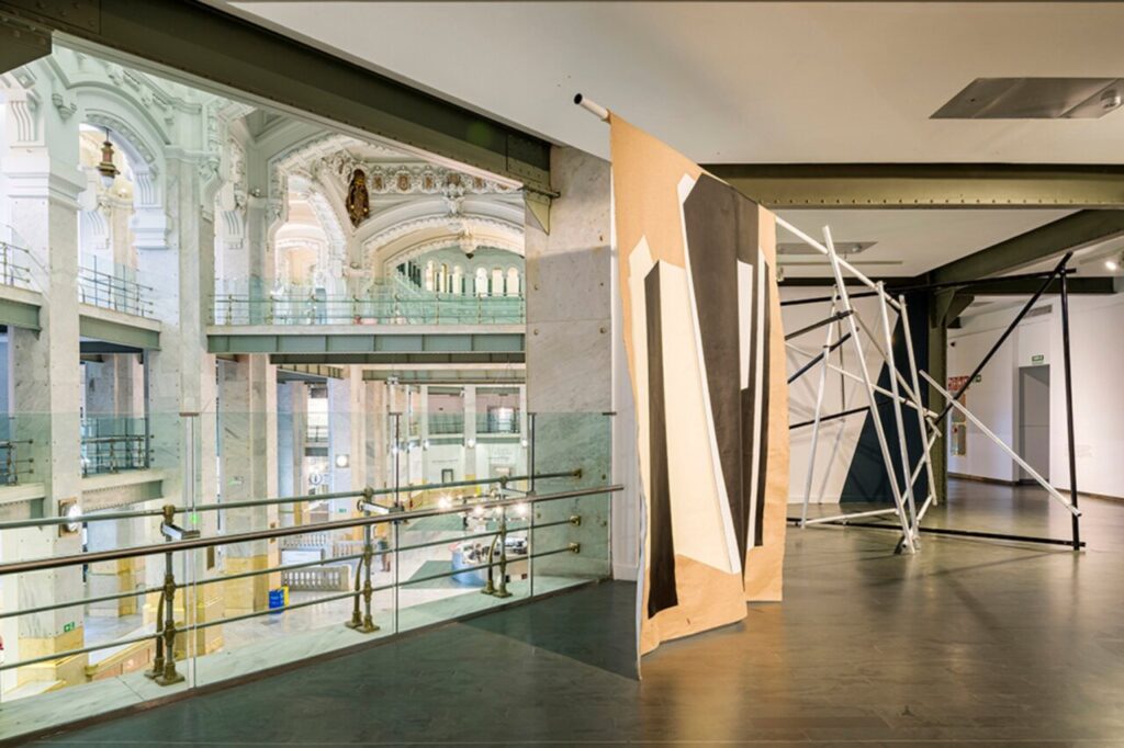 FOD, Fueradentro 2 Interior de la Sala Parés con obras de arte contemporáneo expuestas