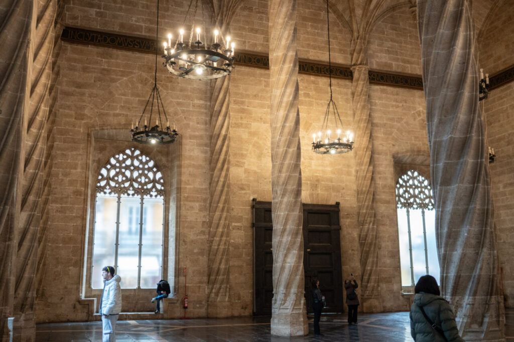 La Lonja de la Seda de Valencia no es “una copia”: es una respuesta (más ambiciosa) a la Lonja de Palma 9 Interior de la Lonja de la Seda en Valencia con columnas helicoidales