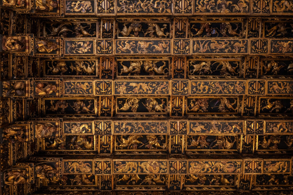 La Lonja de la Seda de Valencia no es “una copia”: es una respuesta (más ambiciosa) a la Lonja de Palma 6 Techo decorado de la Lonja de la Seda en Valencia con detalles dorados