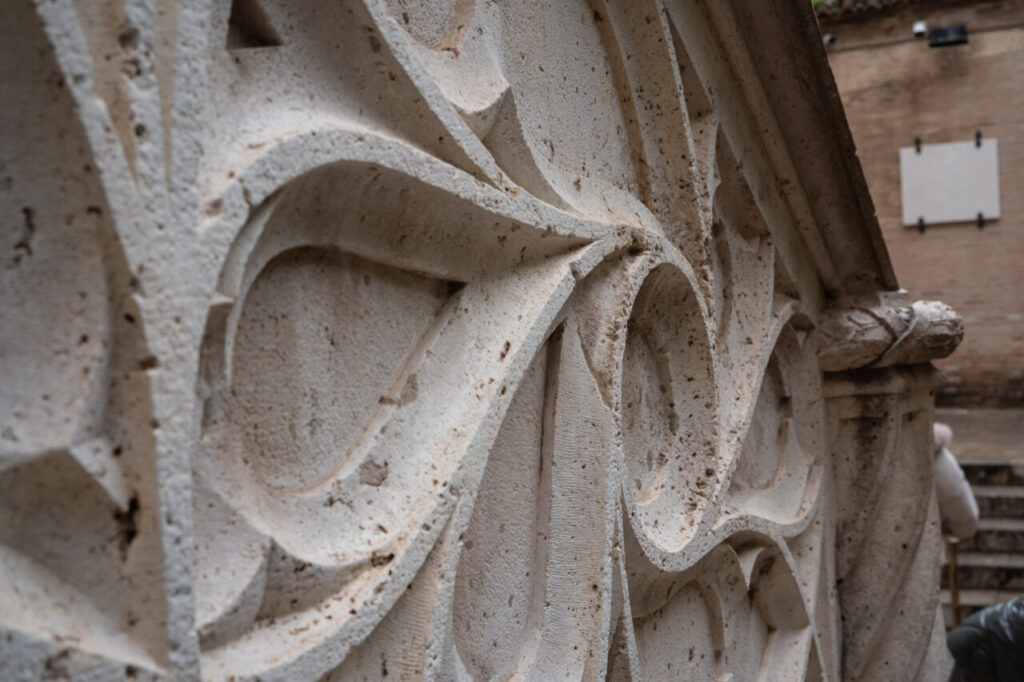 La Lonja de la Seda de Valencia no es “una copia”: es una respuesta (más ambiciosa) a la Lonja de Palma 3 Detalle de la ornamentación en la Lonja de la Seda de Valencia