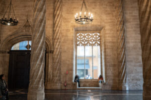 Interior de la Lonja de la Seda en Valencia con columnas helicoidales