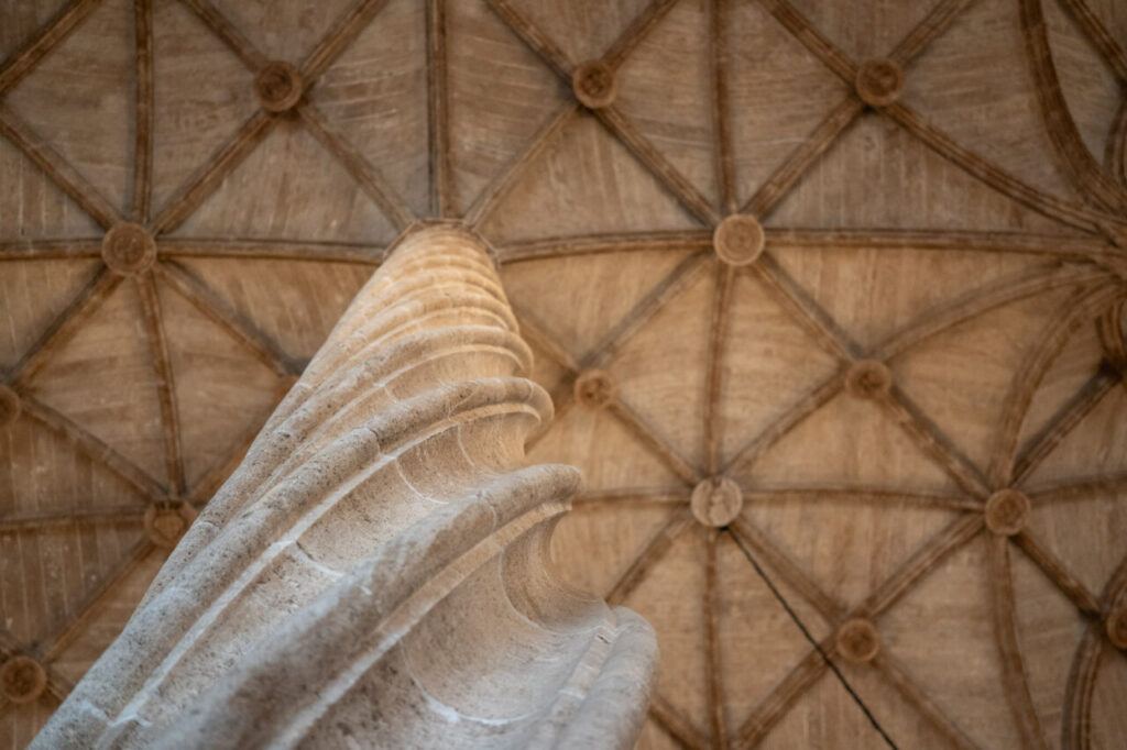 La Lonja de la Seda de Valencia no es “una copia”: es una respuesta (más ambiciosa) a la Lonja de Palma 1 Detalle de columna helicoidal en la Lonja de la Seda de Valencia