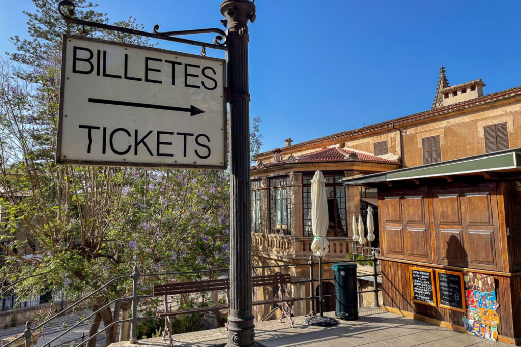 Señal de billetes para el tren de Sóller en Mallorca