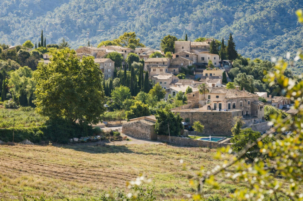 Los pueblos secretos del interior de Mallorca para huir del turismo masivo 1 Vista panorámica del pueblo de Orient en Mallorca rodeado de montañas