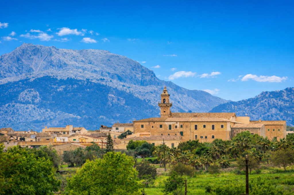 Los pueblos secretos del interior de Mallorca para huir del turismo masivo 2 Vista del pueblo de Lloret de Vistalegre en Mallorca con montañas al fondo