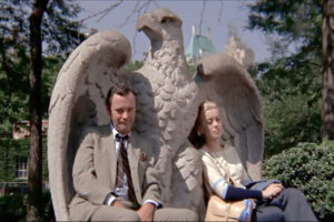 Escena de la película En un lugar solitario con dos personajes sentados.