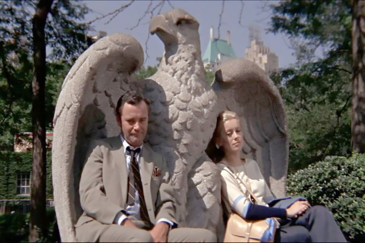 Escena de la película En un lugar solitario con dos personajes sentados.