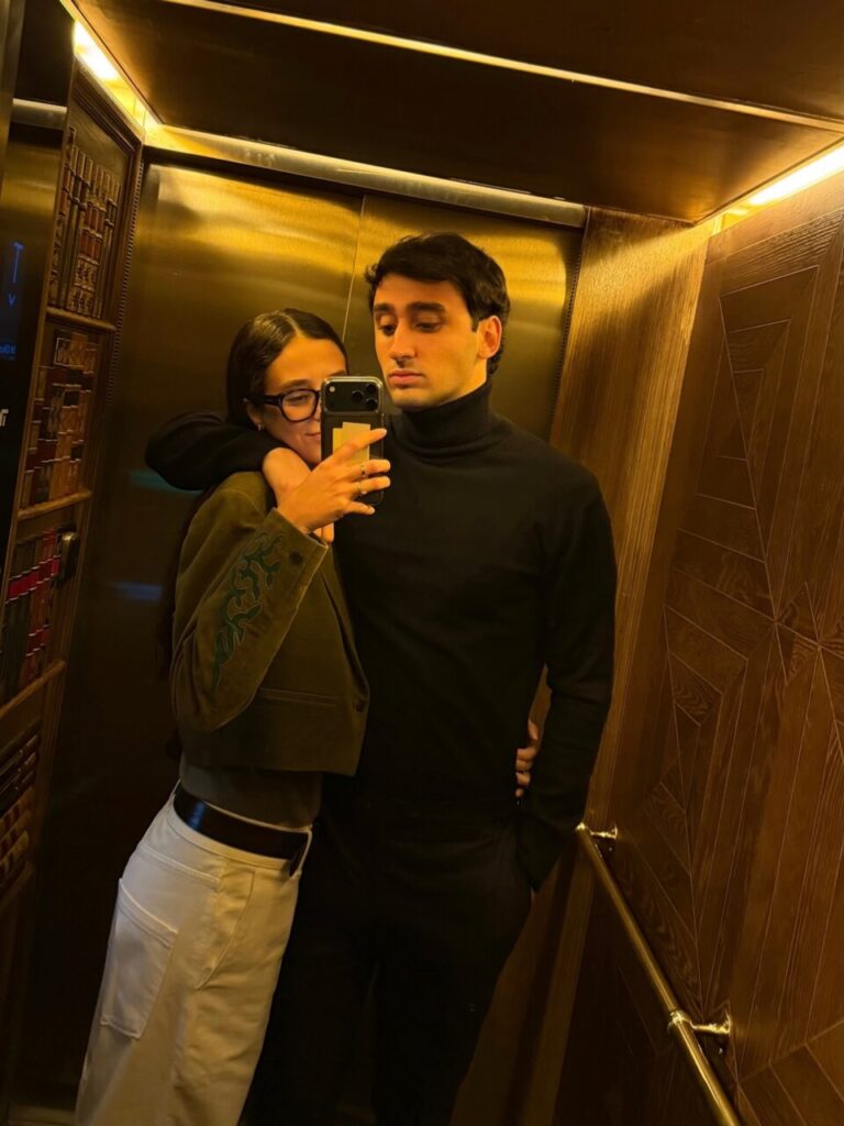 Victoria Federica en un ascensor con un amigo, mostrando su estilo relajado.