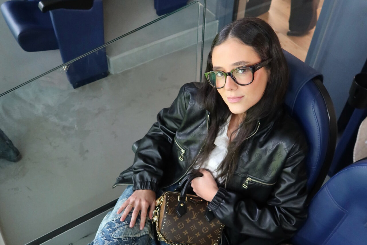 Victoria Federica posando con un look boho-chic en un barco