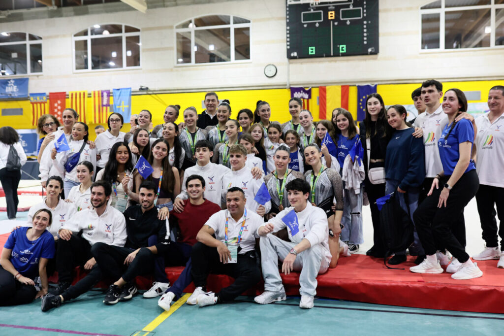 La Liga Iberdrola GAF 2026 arranca en Palma: 230 gimnastas, 26 equipos y tres clubes mallorquines en casa 29 Grupo de jóvenes atletas en el evento Liga Iberdrola GAF en Palma