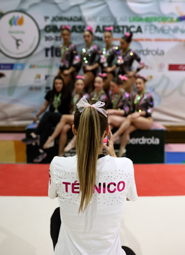 La Liga Iberdrola GAF 2026 arranca en Palma: 230 gimnastas, 26 equipos y tres clubes mallorquines en casa 28 Entrenadora tomando foto de equipo de gimnasia artística en evento