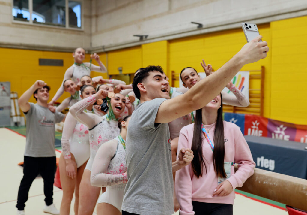La Liga Iberdrola GAF 2026 arranca en Palma: 230 gimnastas, 26 equipos y tres clubes mallorquines en casa 22 Grupo de gimnastas celebrando con medallas en un selfie