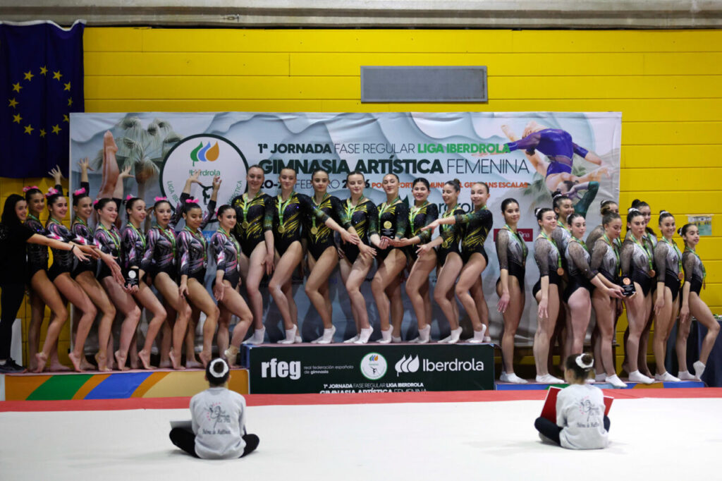 La Liga Iberdrola GAF 2026 arranca en Palma: 230 gimnastas, 26 equipos y tres clubes mallorquines en casa 21 Competidoras de gimnasia artística en la Liga Iberdrola posando en el evento