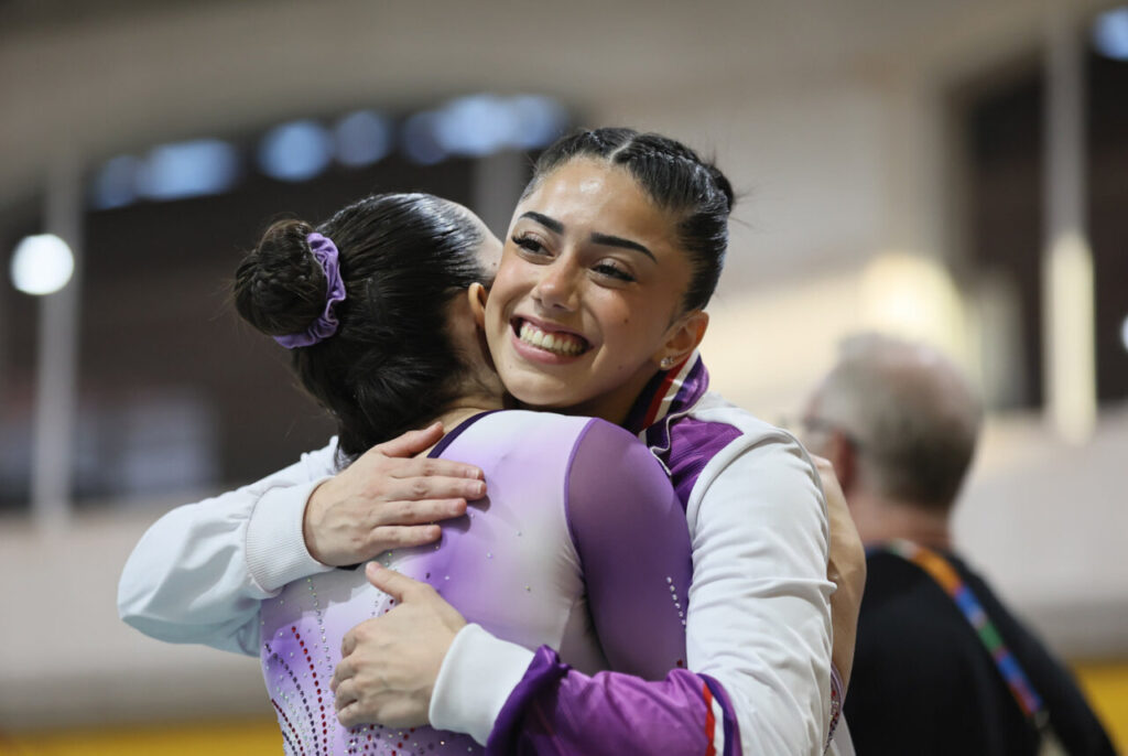 La Liga Iberdrola GAF 2026 arranca en Palma: 230 gimnastas, 26 equipos y tres clubes mallorquines en casa 19 Gimnastas abrazándose tras una competición en la Liga Iberdrola