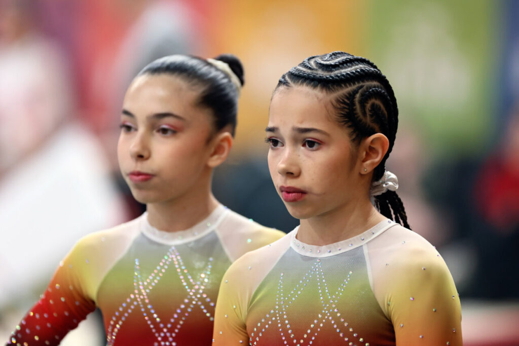 La Liga Iberdrola GAF 2026 arranca en Palma: 230 gimnastas, 26 equipos y tres clubes mallorquines en casa 18 Dos gimnastas en un evento de la Liga Iberdrola con trajes brillantes