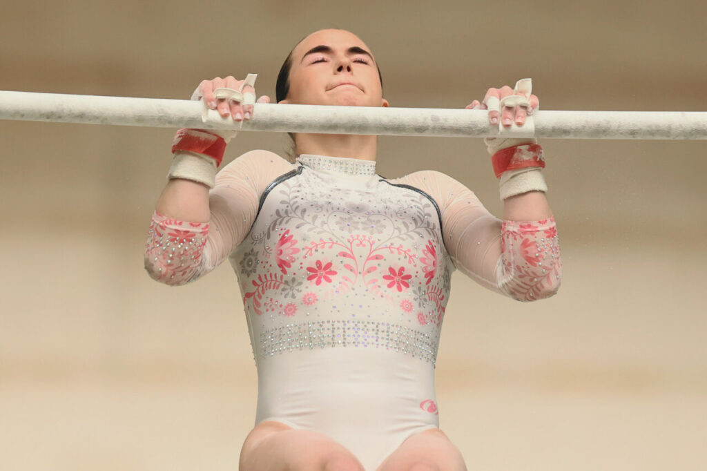 La Liga Iberdrola GAF 2026 arranca en Palma: 230 gimnastas, 26 equipos y tres clubes mallorquines en casa 16 Gimnasta realizando un ejercicio en barra fija durante la Liga Iberdrola