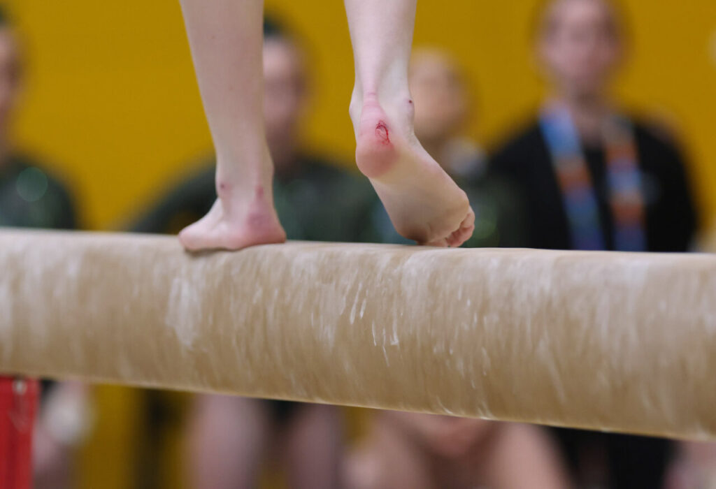 La Liga Iberdrola GAF 2026 arranca en Palma: 230 gimnastas, 26 equipos y tres clubes mallorquines en casa 15 Gimnasta en equilibrio sobre la barra de equilibrio durante una competición