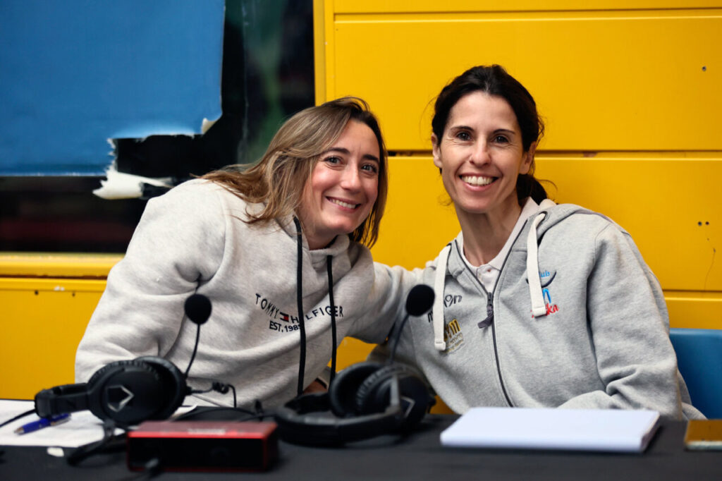 La Liga Iberdrola GAF 2026 arranca en Palma: 230 gimnastas, 26 equipos y tres clubes mallorquines en casa 14 Dos mujeres sonrientes en un evento deportivo con micrófonos