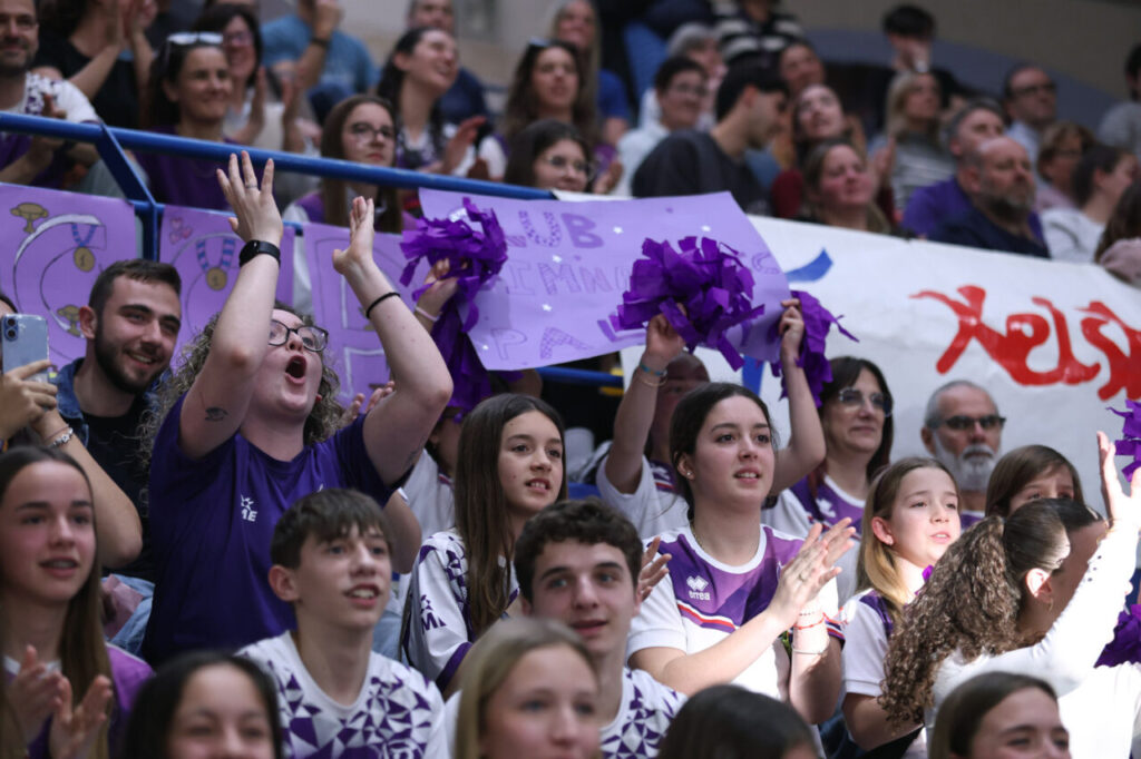 La Liga Iberdrola GAF 2026 arranca en Palma: 230 gimnastas, 26 equipos y tres clubes mallorquines en casa 12 Aficionados animando en un partido de la Liga Iberdrola