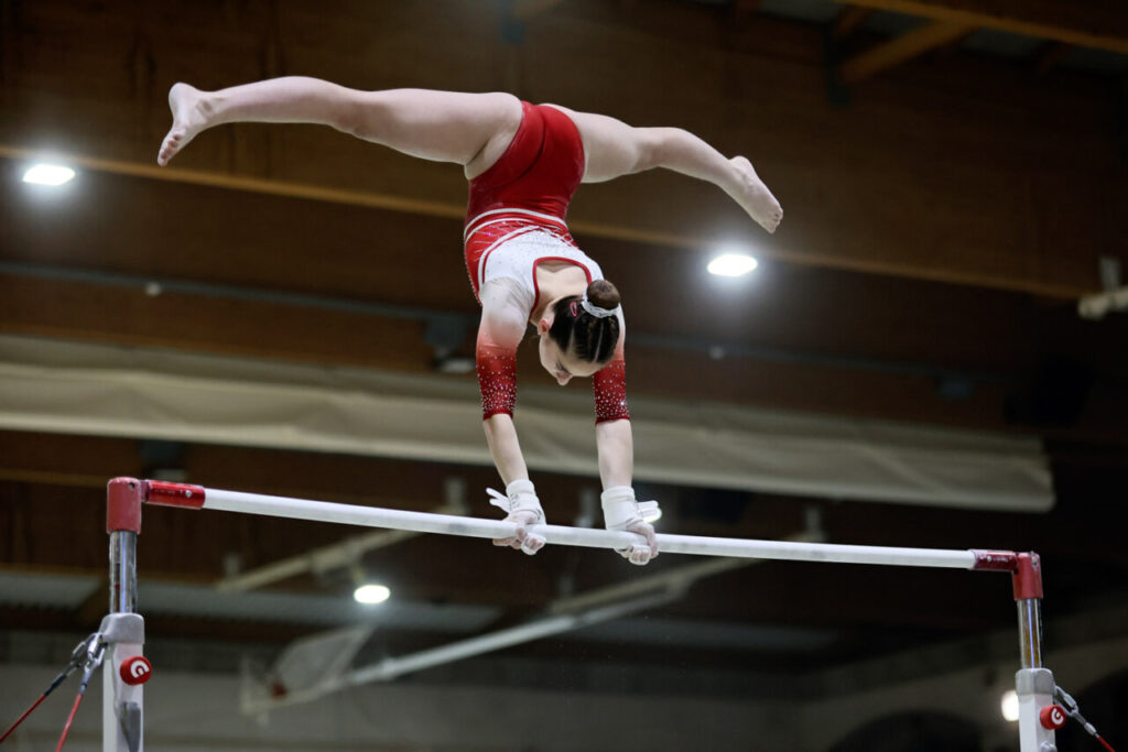 La Liga Iberdrola GAF 2026 arranca en Palma: 230 gimnastas, 26 equipos y tres clubes mallorquines en casa 11 Gimnasta realizando un ejercicio en las barras asimétricas en competición