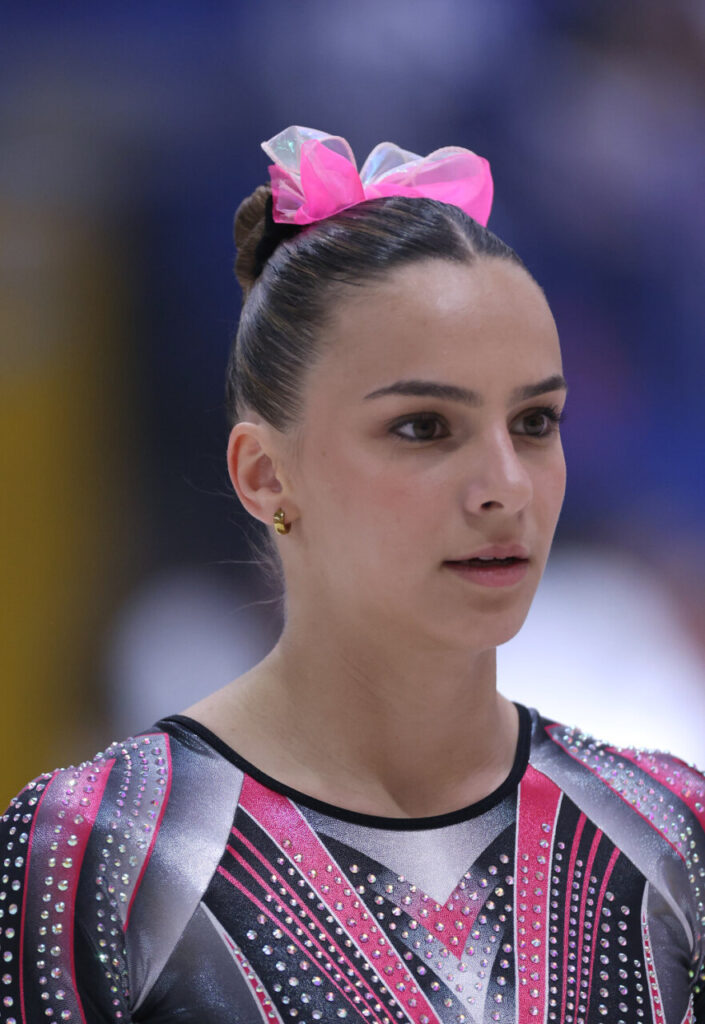 La Liga Iberdrola GAF 2026 arranca en Palma: 230 gimnastas, 26 equipos y tres clubes mallorquines en casa 35 Gimnasta con peinado elegante y moño rosa en competición