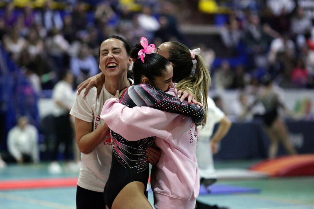 La Liga Iberdrola GAF 2026 arranca en Palma: 230 gimnastas, 26 equipos y tres clubes mallorquines en casa 8 Gimnastas celebrando con abrazos tras una competición
