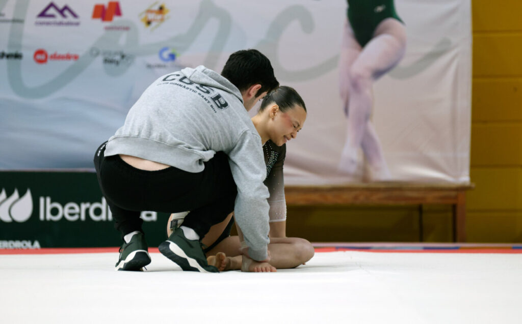 La Liga Iberdrola GAF 2026 arranca en Palma: 230 gimnastas, 26 equipos y tres clubes mallorquines en casa 7 Entrenador ayuda a gimnasta durante entrenamiento en la Liga Iberdrola