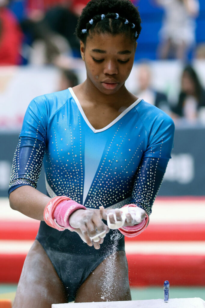 La Liga Iberdrola GAF 2026 arranca en Palma: 230 gimnastas, 26 equipos y tres clubes mallorquines en casa 33 Gimnasta preparándose con tiza en la Liga Iberdrola GAF