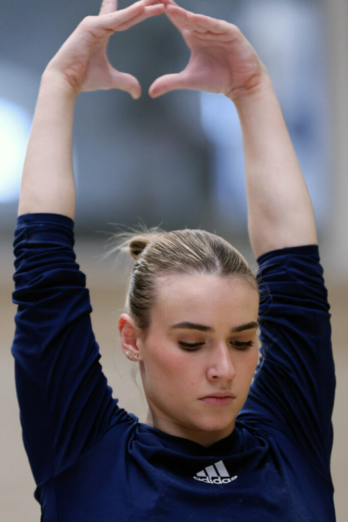 La Liga Iberdrola GAF 2026 arranca en Palma: 230 gimnastas, 26 equipos y tres clubes mallorquines en casa 36 Atleta estirando brazos durante un entrenamiento de gimnasia