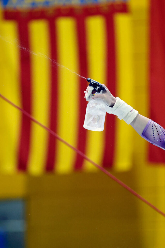 La Liga Iberdrola GAF 2026 arranca en Palma: 230 gimnastas, 26 equipos y tres clubes mallorquines en casa 31 Mano sosteniendo un spray en un evento de gimnasia