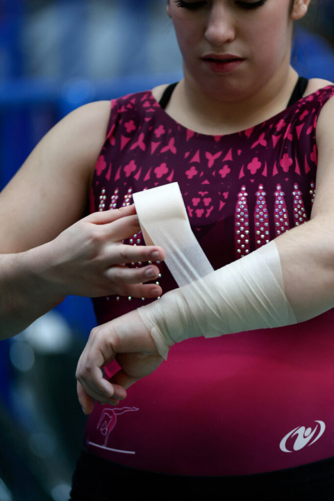 La Liga Iberdrola GAF 2026 arranca en Palma: 230 gimnastas, 26 equipos y tres clubes mallorquines en casa 30 Atleta femenina preparando su brazo con vendaje en competición de gimnasia