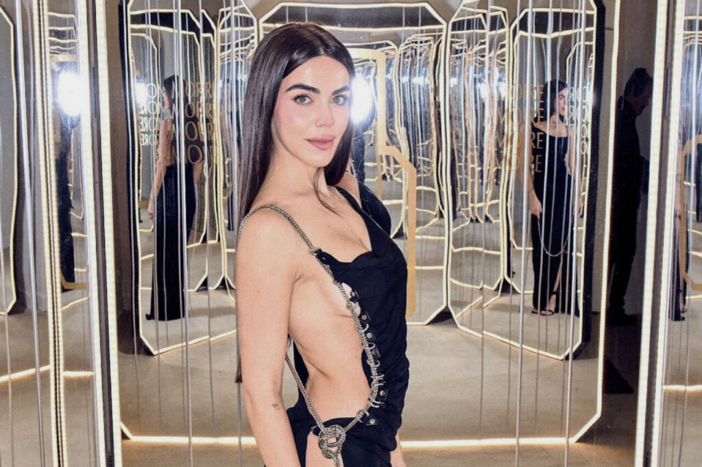 Violeta Mangriñán posando en un evento con espejos de fondo