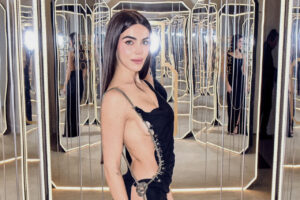 Violeta Mangriñán posando en un evento con espejos de fondo