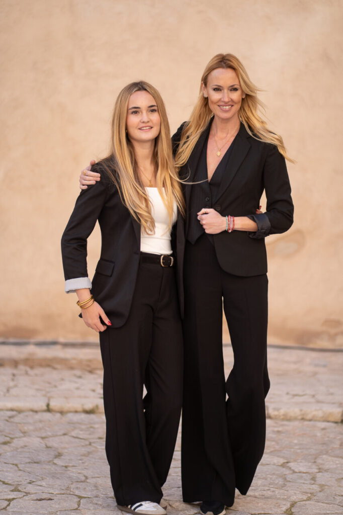 Dos mujeres posando con trajes negros en Mallorca