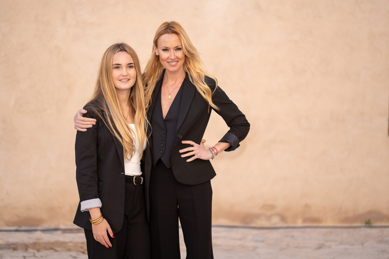Dos mujeres posando en trajes formales en Mallorca