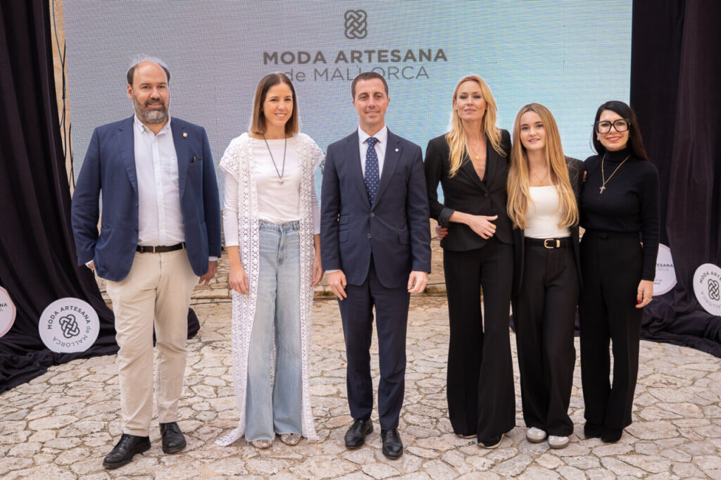 Evento de moda artesana en Mallorca con varias personas posando